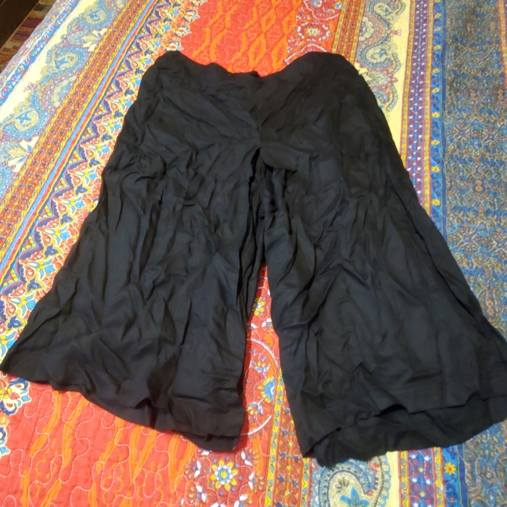 Black flowy capri pants